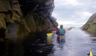  Remando entre las rocas